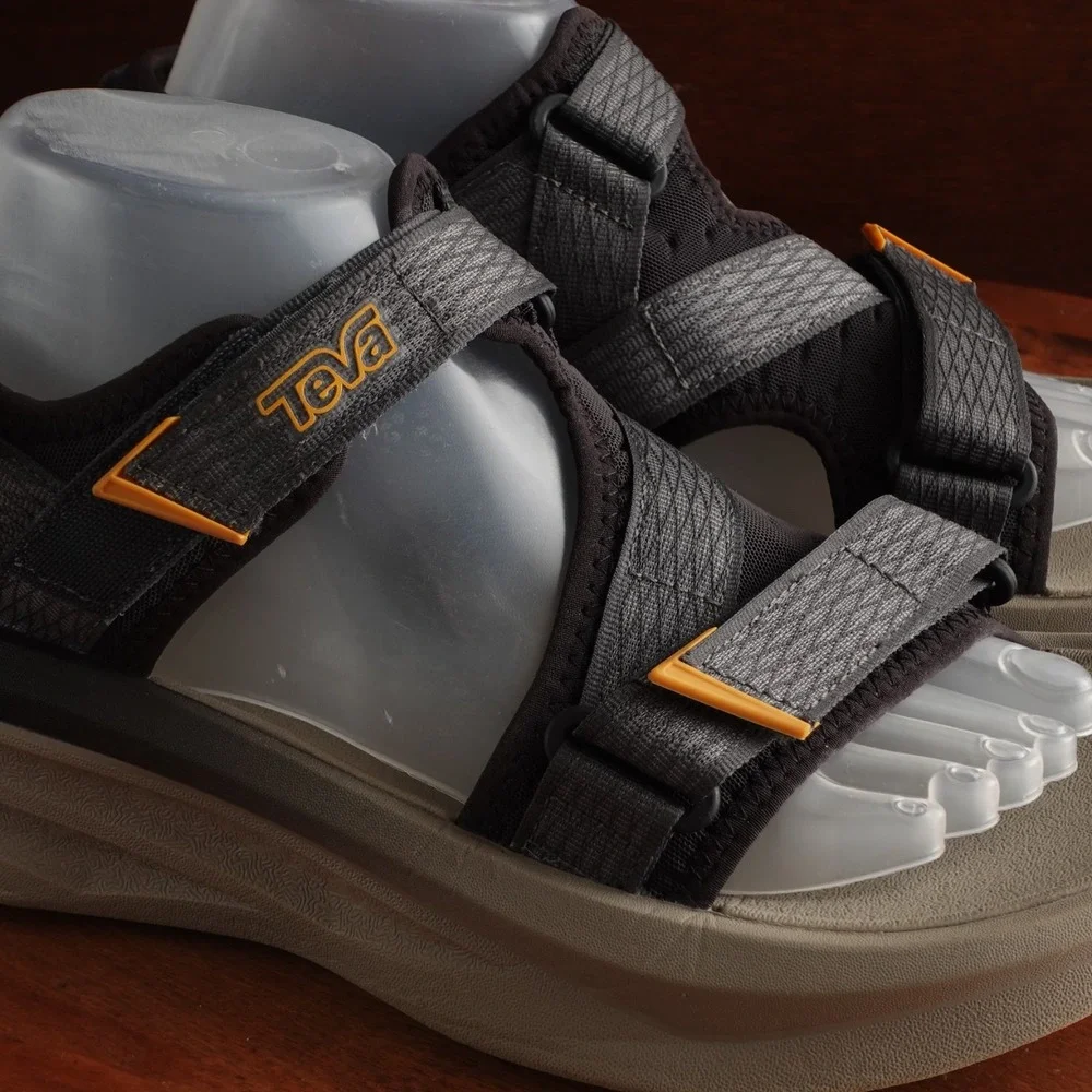 Teva Sandals Mens SZ 8 BLK Tan Aventrail R2T Outdoor Gorpcore Trail Running Shoe